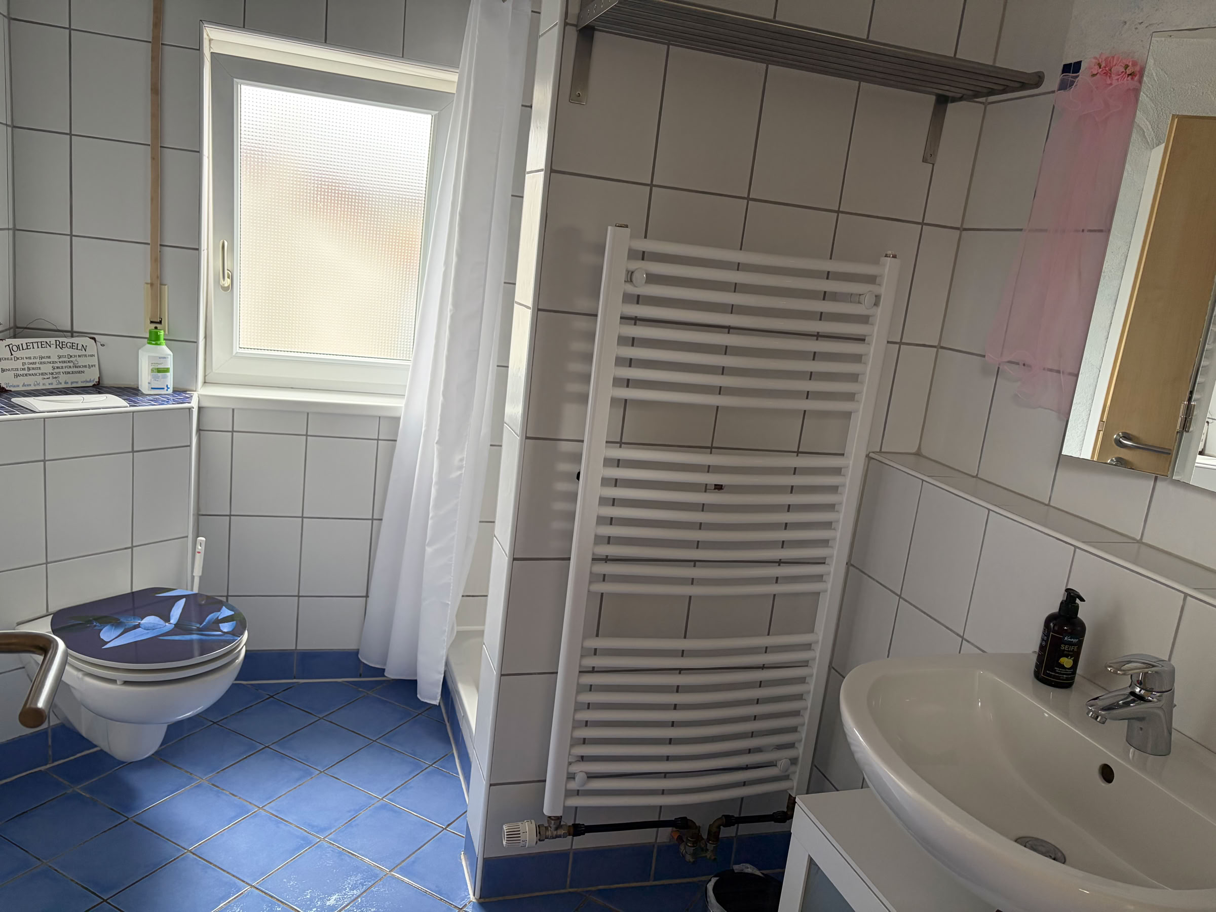 Gebäck Und Gekochtes Ei Auf Teller